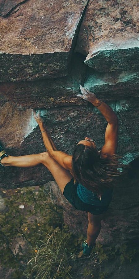 Donna mentre svolge un'arrampicata