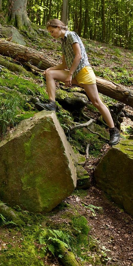Donna mentre percorre un sentiero roccioso nella natura