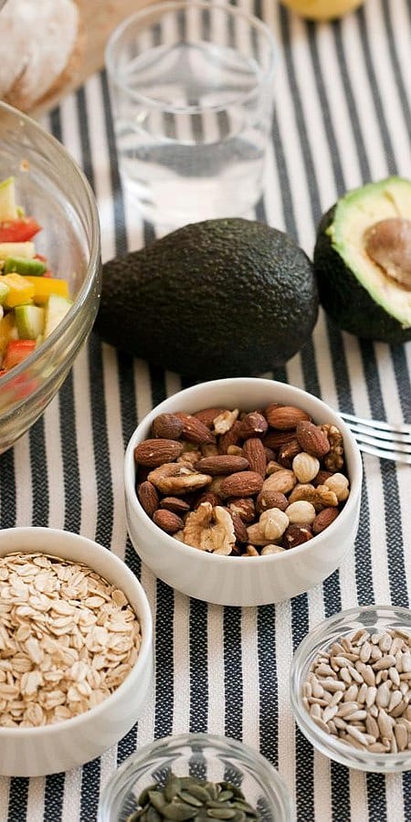 Gesundes Essen; Nüsse, Kerne, Haferflocken, Avocado, Fuchtsalat