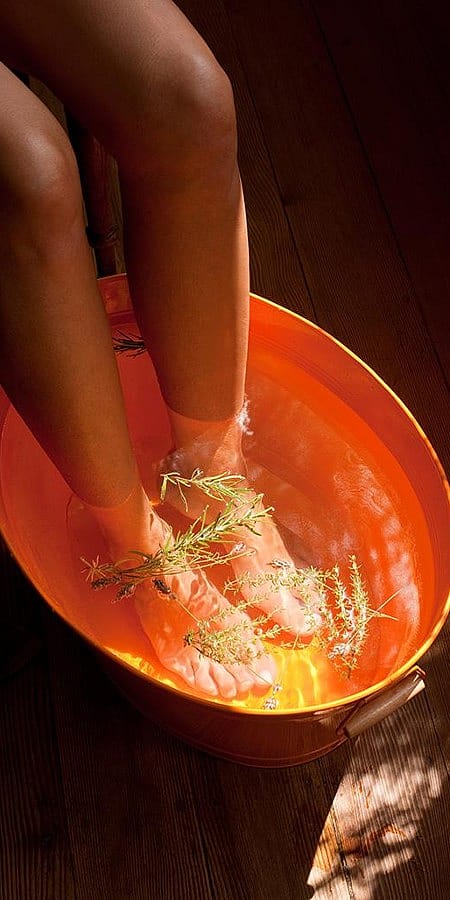 bain des pieds avec romarin