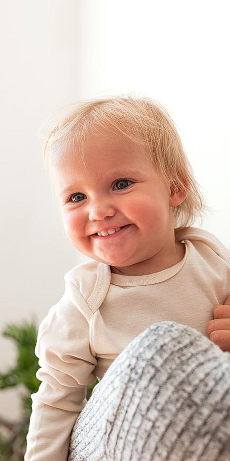 bebé sonriendo primeros dientes