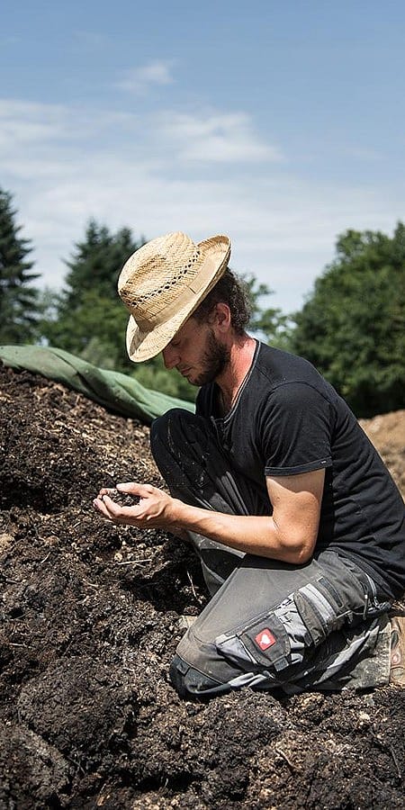 uomo che lavora la terra