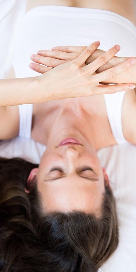 Frau pflegt sich entspannt die Haende