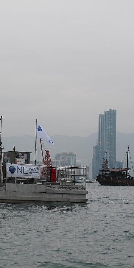 scorcio nave con città come sfondo