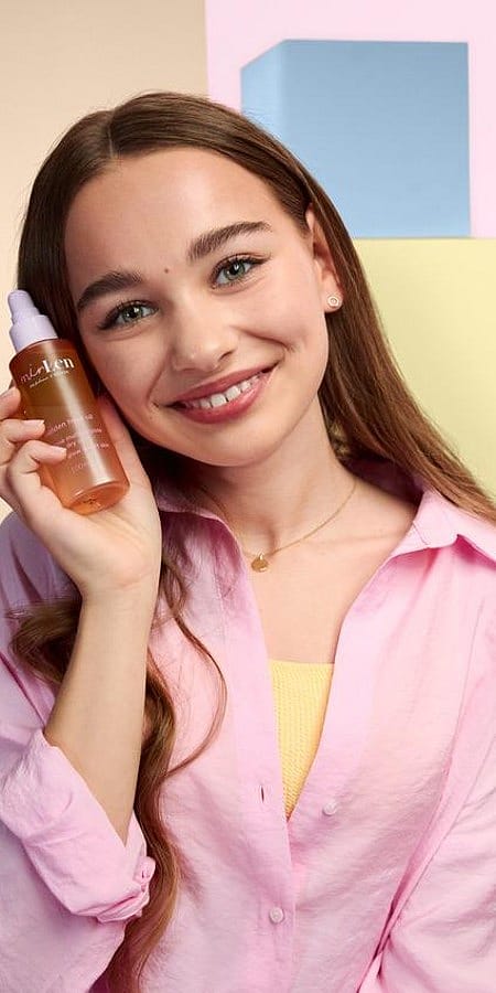 tjej håller i minlen olja