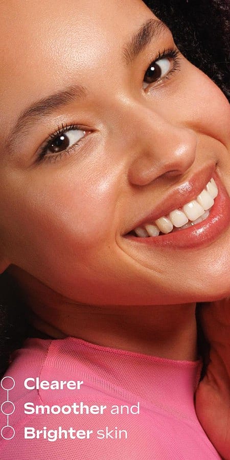 Glad tjej med text Clearer, smoother and brighter skin