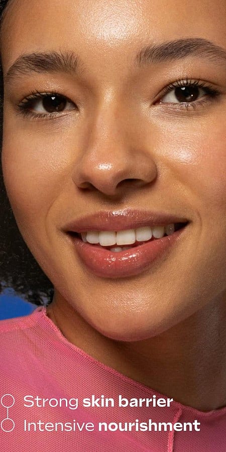 Bild på tjej med text "Strong skin barrier & Intesive nourishment