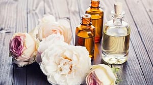 Rosenblüten auf einem Tisch