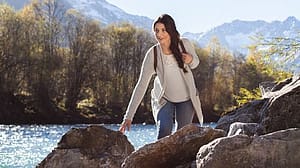 Frau wandert durch die Berge