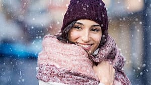 Frau mit Mütze und Schal