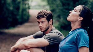 mujer y hombre sentados despues de hacer deporte