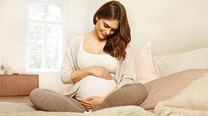 femme enceinte qui se tient le ventre