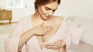 femme se massant la poitrine