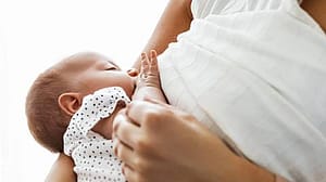 Baby krijgt borstvoeding