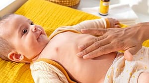 Mère caressant le ventre d'un bébé