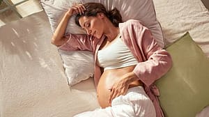 Femme enceinte allongée