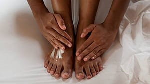 Appliquer de la crème sur les pieds
