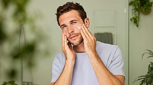 Mann pflegt sein Gesicht