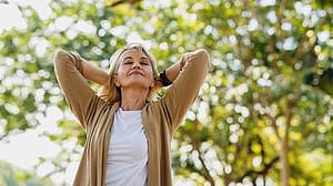 frau streckt sich im Wald