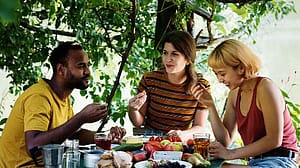 Drei junge Leute picknicken