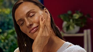 Femme avec la main sur le visage