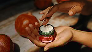 Vrouw met haar gezicht in de zon