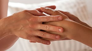 Zwei Hände berühren sich