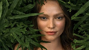 chica entre las hojas