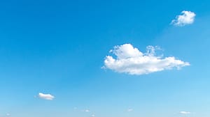 Blauer Himmer mit weisser Wolke