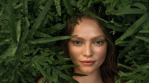 Frau umrankt von einer Pflanze