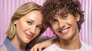 Frau hält Produkt vors Gesicht