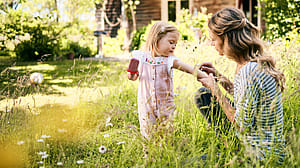 Frau tröstet Kind mit Insektenstich