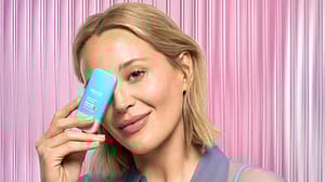 La modelo sostienen el Sérum Hidratante en frente de su cara