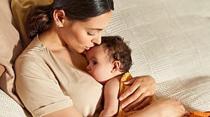 mujer abrazando a un bebé