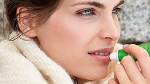 mujer usando lip balm de weleda
