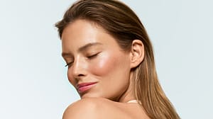 mujer con los ojos cerrados de perfil
