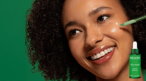 Närbild på tjej som använder Weleda Super Serum