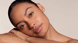 Frau legt ihren Kopf liebevoll auf ihren Unterarm