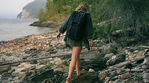 femme pieds nus sur des pierres