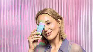 jeune femme blonde tenant le booster drop Hyaluronic Serum devant son visage