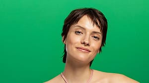 Vrouw voor groene achtergrond