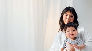 mutter hält ihr baby im arm