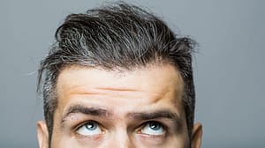 Gesicht eines Mannes mit grauen Haaren