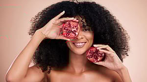 Frau mit Granatäpfeln