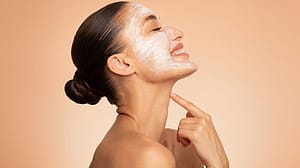 Frau mit Gesichtsmaske