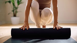 mujer con esterilla de gimnasio