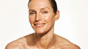 donna sorridente con la pelle luminosa