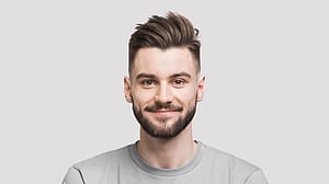 Gesicht eines Mannes mit grauen Haaren