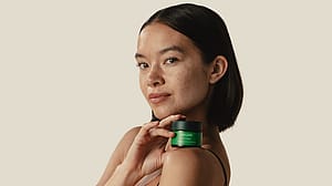Kvinna med Skin Food Dagkräm