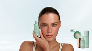 Frau mit Hydra Glow Super Serum